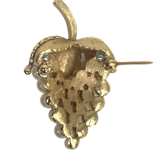 Trifari Gold and Cream Pearl Cluster Brooch - Picture 4 of 5